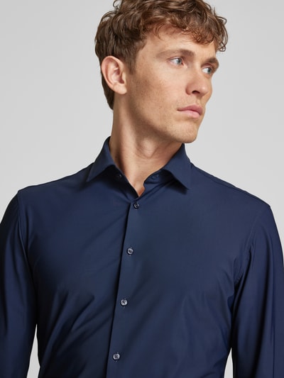 Jake*s Slim Fit Businesshemd aus Uni Struktur Marine 3