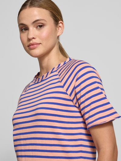 Frauenmodel trägt Regular Fit T-Shirt mit Rundhalsausschnitt von Smith and Soul aus reiner Baumwolle, Rollsaum, Nahaufnahme Oberkörper.