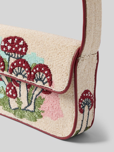Produktfoto, Handtasche mit Ziersteinbesatz Modell 'Tommy' von Staud im floralen Design, cremefarbene Perlen, Magnetverschluss, rote Pilzmotive, Hauptfach mit Überschlag, Schulterriemen, Maße 26x16x5 cm, Riemen 64 cm.