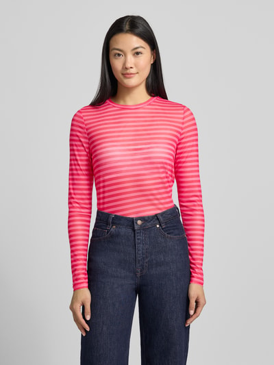 Frauenmodel trägt Longsleeve mit geripptem Rundhalsausschnitt Modell 'Irie' von LOLLYS LAUNDRY, pink gestreift, Material-Mix mit Stretch-Anteil, Regular-Fit, Rückenlänge bei Größe S 56 cm, Ganzkörperansicht von vorne.