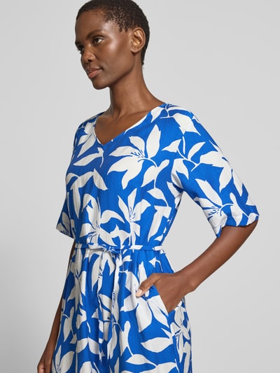 Frauenmodel trägt Relaxed Fix Freizeitkleid aus Viskose-Mix von s.Oliver RED LABEL, Optik:Allover-Muster, Blau-Weiß, Kurzarm, Nahaufnahme Oberkörper.