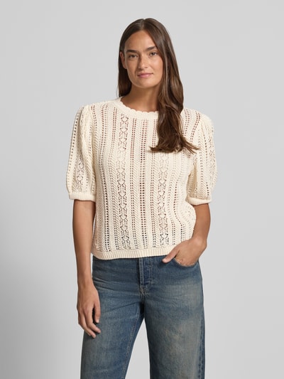 Frauenmodel trägt Strickshirt mit Rundhalsausschnitt und Wellensaum von Jake*s Casual aus cremefarbenem Baumwoll-Mix, Regular Fit, Ganzkörperansicht von vorne.