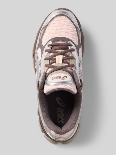 Produktfoto, Sneaker mit Schnürung Modell 'GEL-NYC 2.0' von ASICS in Rosa und Braun, Mesh-Oberfläche, Label-Details, Damen Sneaker, abgerundete Spitze, Absatz 4 cm, Schafthöhe 7 cm, Schaftweite 9 cm