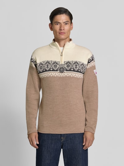 Männermodel trägt Wollpullover mit Troyer-Kragen Modell 'Moritz' von Dale of Norway in Beige und Creme, Muster, Ganzkörperansicht von vorne. Rückenlänge 72 cm, Ärmellänge 64 cm, gerader Schnitt, reine Wolle, Label-Detail.