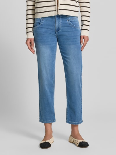 Männermodel trägt Straight Fit Jeans in 7/8-Länge Modell 'Ana' von Buena Vista, bawełniany miks ze stretchem, kolor jasnoniebieski, szerokość w rozmiarze S 39 cm, długość wewnętrzna nogawki 69 cm, widok całej sylwetki z przodu.