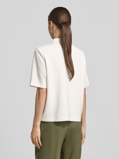 Frauenmodel trägt Regular Fit Poloshirt mit Reißverschluss von Christian Berg Woman, Material-Mix mit Modal-Anteil, 1/2-Arm, Rückansicht