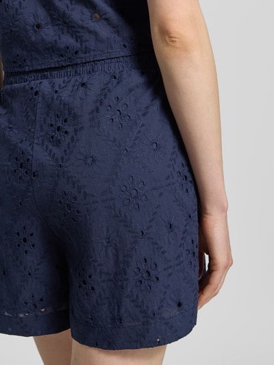 Frauenmodel trägt Regular Fit Shorts aus reiner Baumwolle Modell 'ELIZA' von Vero Moda, Optik: Unifarben, Struktur-Muster, Lochstickerei, Bundabschluss elastisch, Eingrifftaschen, Material: reine Baumwolle, Nahaufnahme Rückansicht.