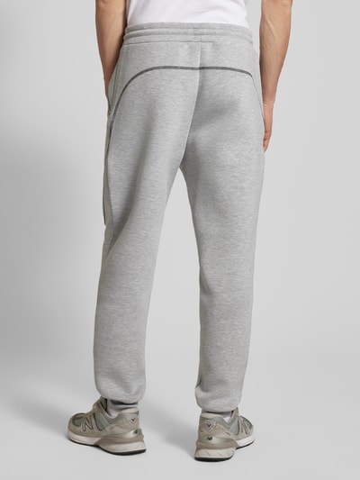 REVIEW Tapered Fit Sweatpants mit Label-Print Hellgrau Melange 5