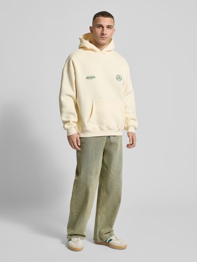 Männermodel trägt Wide Fit Jeans mit Viskose-Anteil Modell 'Everyday' von ANOTHER COTTON LAB, hellblauer Baumwoll-Mix, 5-Pocket, Ganzkörperansicht von vorne.
