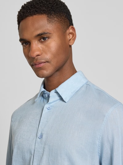 Männermodel trägt Slim Fit Freizeithemd aus Leinen-Baumwoll-Mix Modell 'RAMIS' von Drykorn, Two-Tone-Machart, Nahaufnahme Oberkörper.  
Rückenlänge bei Größe M: 80 cm, Schulterbreite: 46 cm, Ärmellänge: 66 cm. Hemd in zartem Blau mit glatter Textur.