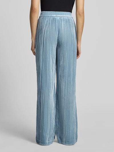 Vrouwenmodel draagt lichtblauwe Weite Hose aus Viskose-Mix van Jake*s Casual met plooitextuur, Ganzkörperansicht Rückansicht.