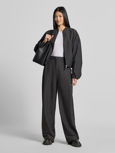 Vrouwenmodel draagt Slim Fit Langarmshirt aus Baumwoll-Mix model 'CHLOE' van VERO MODA in lichtgrijs, Dames, Ganzlichaam vooraanzicht