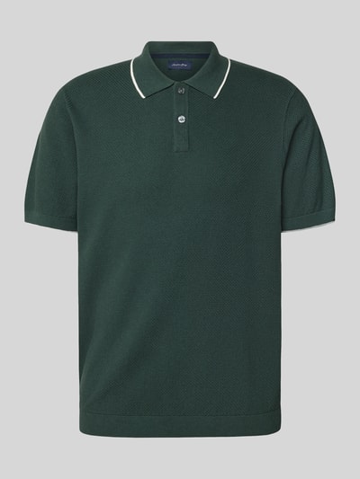 Produktfoto, Regular Fit Poloshirt mit Kontrastkante von Christian Berg Men aus dunkelgrüner Baumwolle, Strukturmuster, schlichte Frontansicht