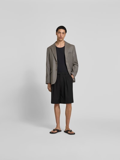 Männermodel trägt Shorts mit Viskose-Anteil von Don’t Waste Culture in Schwarz, entspannter Schnitt, elastischer Bund, Ganzkörperansicht von vorne.