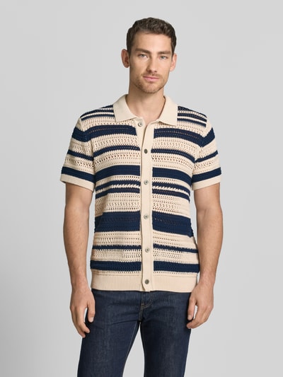 Männermodel trägt Modern Fit Freizeithemd in Strick-Optik mit Knopfleiste von Jack & Jones Premium, Beige und Marineblau, Kentkragen, Reine gewachste Baumwolle, Modell 'BLUHAMILTON', Ganzkörperansicht von vorne.
