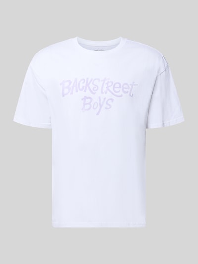 Produktfoto, weißes Regular Fit T-Shirt aus reiner Baumwolle Modell 'Backstreet Boys' von Mister Tee, kurze Ärmel, Rundhalsausschnitt, dezenter Print, glatte Struktur.