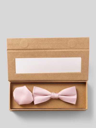 Produktfoto, Fliege und Einstecktuch aus reiner Seide Modell 'Filonas' von CINQUE in zartem Rosa mit Strukturmuster in Geschenkbox.