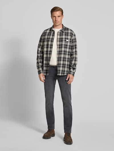 Męski model nosi Straight Fit Jeans aus Baumwoll-Mix von bugatti, szary, 5 kieszeni, zapięcie na guzik i zamek błyskawiczny, mieszanka bawełny, Szerokość w rozmiarze 32/32: 43 cm, Długość wewnętrzna nogawki: 80 cm, całopostaciowe zdjęcie z przodu.