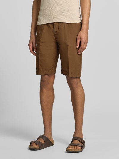 Männermodel trägt Hose mit Gesäßtaschen von MARKUP in Braun, Regular Fit aus reiner Baumwolle, Nahaufnahme Oberkörper bis Knie.