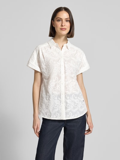 Frauenmodel trägt Regular Fit Bluse aus reiner Baumwolle Modell 'VIV' von Brax in Weiß mit floralem Allover-Muster, Popeline, Ganzkörperansicht von vorne.