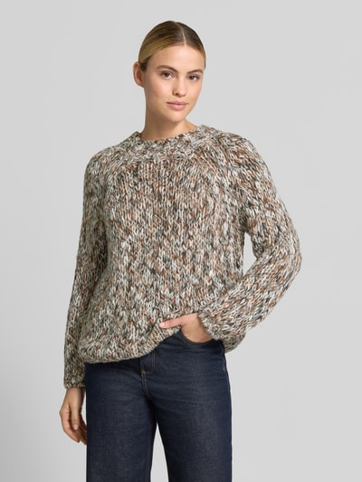 Frauenmodel trägt Regular Fit Pullover mit Schurwoll-Anteil von Rich & Royal in Strick-Optik, melierte Farben, Rundhalsausschnitt, Nahaufnahme Oberkörper.