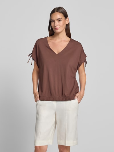 Modelka nosi Loose Fit T-Shirt aus Viskose-Mix von s.Oliver BLACK LABEL, brązowy kolor, aksamitna faktura, damski t-shirt, całkowity widok z przodu.