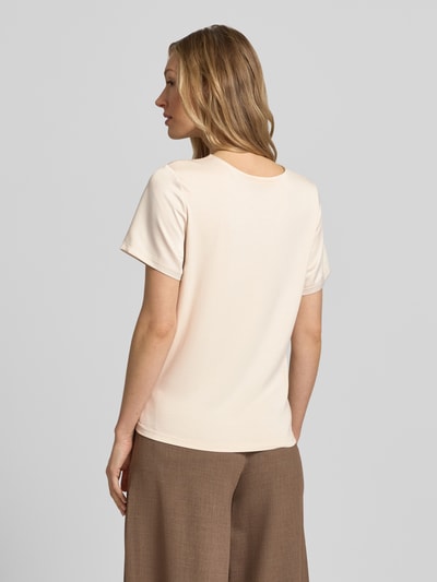 Vrouwenmodel draagt Regular Fit Bluse aus Satin van Christian Berg Woman Selection in licht satijn, ronde hals, met korte mouwen, ruglengte maat 36: 56 cm, mouwlengte maat 36: 20 cm, ganzkörperansicht rückansicht.