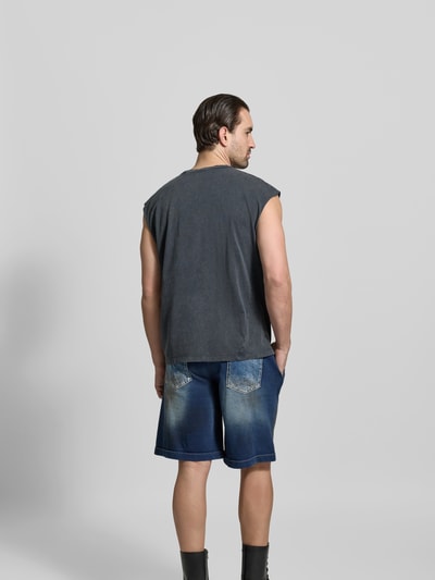 Männermodel trägt Top aus reiner Baumwolle von Dsquared2 in Dunkelgrau mit Label-Print, Regular-Fit, ärmelloses-Design, Ganzkörperansicht Rückansicht.