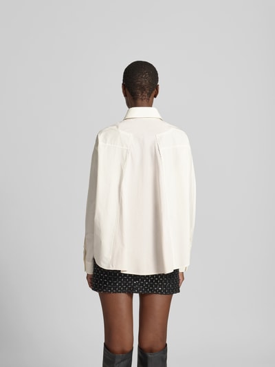 Frauenmodel trägt Regular Fit Hemdbluse aus Baumwolle von MM6 Maison Margiela in Creme mit Hemdblusenkragen, Ganzkörperansicht Rückansicht.
