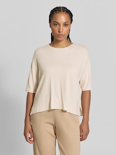 Vrouwenmodel draagt T-shirt met Boothals van Juvia in beige, relaxed fit, mix van katoen en modal, halflange mouwen, Ganzkörperansicht van voren, ruglengte maat S 55 cm.