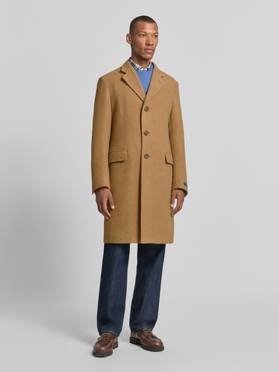 Męski model nosi Regular Fit płaszcz z mieszanki wełny od Polo Ralph Lauren w kolorze brązowym, gładka faktura, pełny widok z przodu