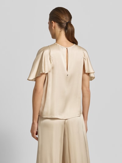 Frauenmodel trägt Regular Fit Satinbluse mit Cut-Outs Modell 'C_ILIZIA' von BOSS Orange, Optik: Unifarben, Material: reine Viskose, Schmetterlingsärmel, Kurzarm, seidiger Glanz, Rückenansicht, Ganzkörperansicht Rückansicht.