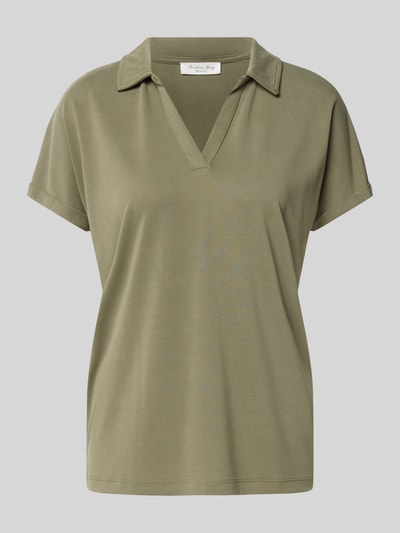 Produktfoto, Regular Fit Poloshirt aus Modal-Mix von Christian Berg Woman in Olivgrün mit V-Ausschnitt und kurzen Ärmeln, glatte Textur.