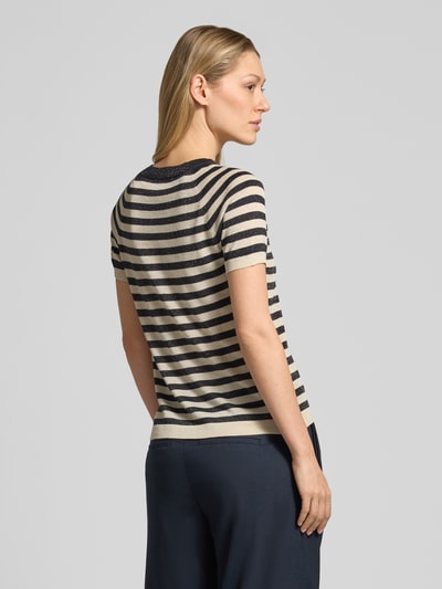 Frauenmodel trägt Regular Fit T-Shirt aus Viskose-Mix in Strick-Optik von Jake*s Collection, gestreift, elastische Abschlüsse, Ganzkörperansicht Rückansicht.