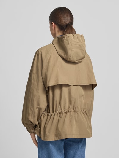 Modelka nosi Kurtka 'Jacke aus Wildleder' od Jake*s Casual, krój regular fit, zamsz, wykładany kołnierz, kieszenie z patką, długość tyłu w rozmiarze 38: 55 cm, szerokość ramion w rozmiarze 38: 45 cm, szerokość klatki piersiowej w rozmiarze 38: 48 cm, długość rękawów w rozmiarze 38: 59 cm, całkowity widok od tyłu.