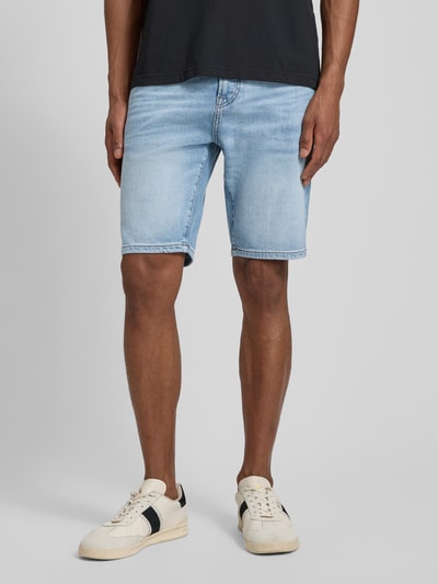 Männermodel trägt Regular Fit Jeansshorts aus Baumwoll-Mix Modell 'MAINE SHORTS' von BOSS Orange, Optik: Unifarben, Ganzkörperansicht von vorne.