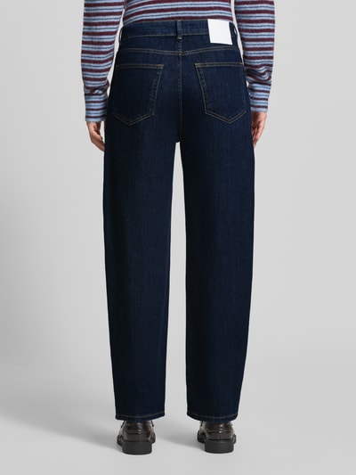 Vrouwenmodel draagt donkerblauwe jeans Barrel Jeans aus Baumwoll-Mix model 'Mari Cosmo' van OPUS PANTS, Ganzlichaamsaanzicht achterkant.