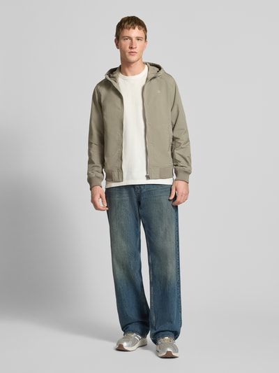 Mannelijk model draagt Regular Fit Jacke mit Logo-Print Modell 'Track' van G-Star Raw in beige, casual ontwerp, full-body vooraanzicht.