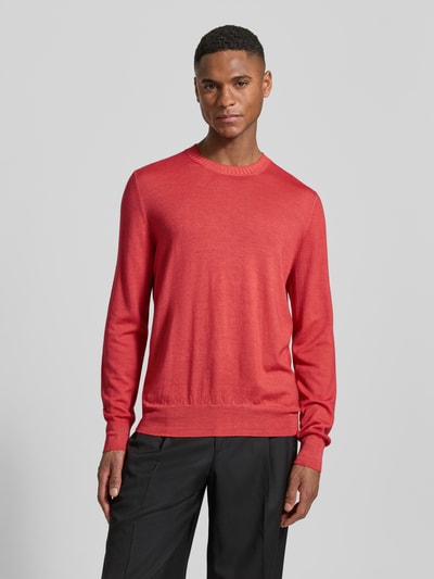 Männermodel trägt Strickpullover aus reiner Schurwolle von GRAN SASSO in Rot mit Rundhalsausschnitt, körpernaher Schnitt, Ganzkörperansicht von vorne