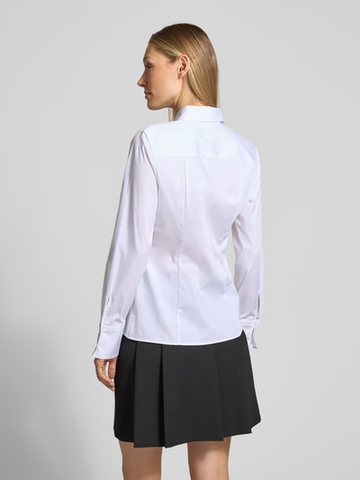 Frauenmodel trägt Shaped Fit Hemdbluse aus Baumwoll-Mix Modell 'THE FITTED SHIRT' von HUGO, weiß, unifarben, Rückansicht Ganzkörperansicht.