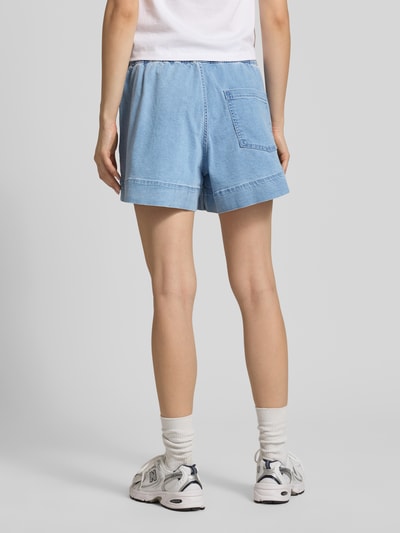 Frauenmodel trägt Wide Leg Jeansshorts aus Baumwoll-Mix Modell 'BILLO' von Pieces, Denim-Optik, Gesäßtasche, Ganzkörperansicht Rückansicht.