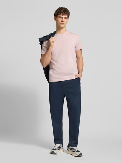 Männermodel trägt Straight Fit Chino mit Bundfalten von G-Star Raw, dunkelblau, elastischer Material-Mix, Ganzkörperansicht von vorne.
