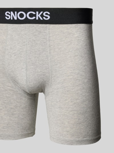 Männermodel trägt Boxershorts mit elastischem Label-Bund von Snocks in Grau, eng anliegend, gewachste-Baumwolle-Mix, Nahaufnahme Oberkörper.