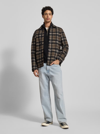 Männermodel trägt Regular Fit Sweatshirt mit Logo-Stitching von Superdry aus Baumwoll-Mix, Schwarz, Stehkragen mit Reißverschluss, Ganzkörperansicht von vorne