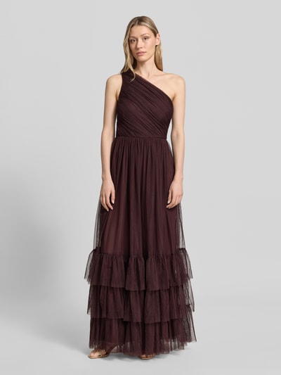 Frauenmodel trägt Maxikleid im One-Shoulder-Look von LACE & BEADS aus Mesh in A-Linie mit Stufen-Look, Rückenlänge 150 cm, Brustweite 40 cm, Ganzkörperansicht von vorne.