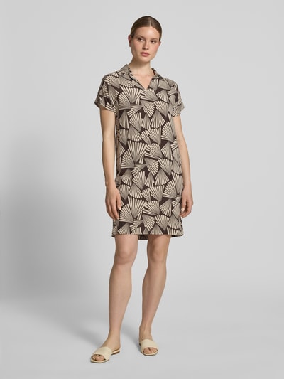 Frauenmodel trägt Knielanges Kleid aus Viskose mit Umlegekragen von Betty Barclay, Straight Fit, V-Ausschnitt, grafisches Muster, Ganzkörperansicht von vorne. Rückenlänge bei Größe 36: 77 cm, Brustweite: 48 cm, Ärmellänge: 14 cm, Knielänge, Reine Viskose.