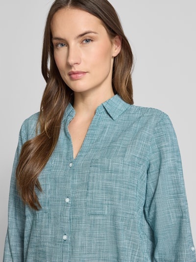 Kobiece model prezentuje Regular Fit Hemdbluse aus reiner Baumwolle od Tom Tailor, wzór pepitka, drobna struktura tkaniny, z przodu, zbliżenie na górną część ciała