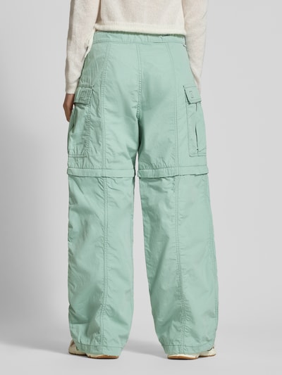 Modelka nosi Cargohose mit aufgesetzten Taschen od Levi's®, kolor jednolity miętowy, luźny krój, kieszenie, bawełna, widok całej sylwetki z tyłu.