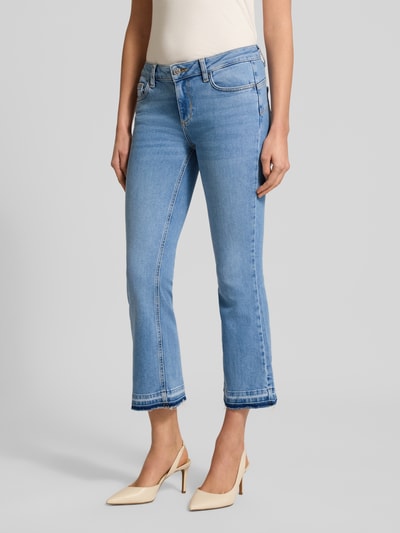 Kobiece modelka nosi Flared Fit Jeans mit 5-Pocket-Design Modell 'Fly' od Liu Jo White, jasnoniebieski dżins, elastyczna bawełna, skrócony fason, szerokość w rozmiarze 27: 36 cm, długość nogawki wewnętrznej 64 cm, z przodu, zdjęcie całej sylwetki