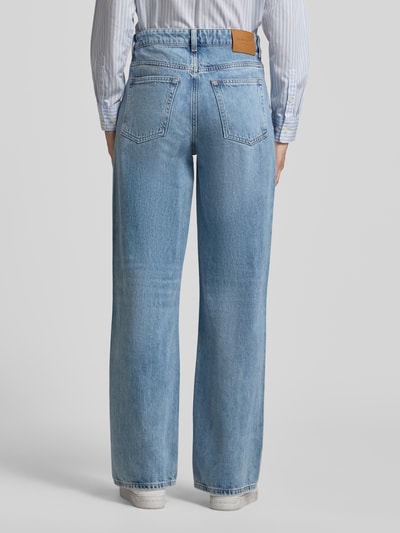 Frauenmodel trägt Wide Leg Jeans im 5-Pocket-Design von Gant, bawełniany miks, krój straight fit, jasnoniebieski denim, widoczne przeszycia, szerokość w rozmiarze 27: 38 cm, długość nogawki od wewnątrz: 79 cm, widok całej sylwetki z tyłu
